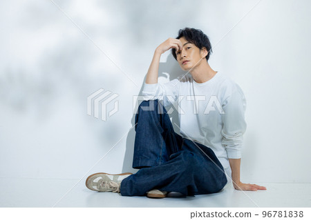 Man in white t-shirt 96781838