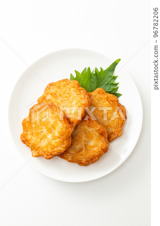 白色背景盤子上的油炸薩摩 白色背景盤子上的油炸薩摩 96782206