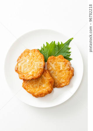 白色背景盤子上的油炸薩摩 96782218