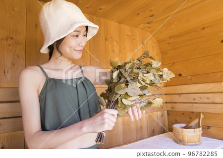 Sauna girls who enter the sauna and use Vihta 96782285