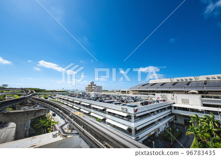從沖繩城市單軌電車那霸機場站出發的那霸機場航站樓 從沖繩城市單軌電車那霸機場站出發的那霸機場航站樓 96783435