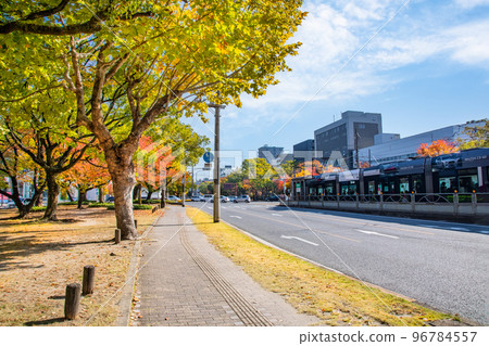 A view of Peace Park from near the Nishikannon-cho tram stop on Peace Boulevard. Please enjoy the atmosphere of the city with autumn leaves. Hiroshima 96784557
