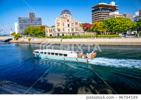 是和平公園標誌性的原子彈穹頂和世界遺產遊輪的風景。請欣賞深藍色的秋天天空的景色。廣島 是和平公園標誌性的原子彈穹頂和世界遺產遊輪的風景。請欣賞深藍色的秋天天空的景色。廣島 96784589
