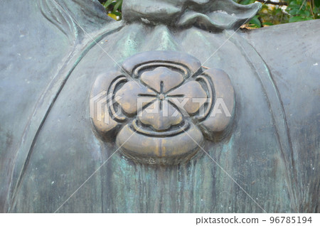 The crest on the flank of the statue of a sacred horse, "Mokukin and Tachibana" (Kishiki Shrine/11-30 Kishikicho, Kishikicho, Kishiwada City, Osaka Prefecture) 96785194