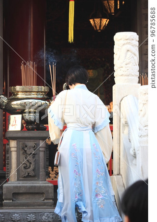 A woman in a traditional costume worshiping at the Kantei Mausoleum, Yokohama Chinatown A woman in a traditional costume worshiping at the Kantei Mausoleum, Yokohama Chinatown 96785688
