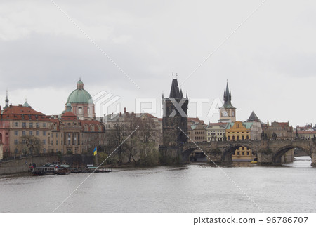 冬季的查理大橋橫跨捷克共和國首都布拉格伏爾塔瓦河 96786707