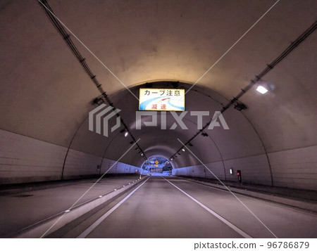 昏暗的隧道出口 96786879