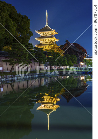Toji Temple at night: The five-storied pagoda is reflected in the outer moat of Nandaimon (Kujo-cho, Minami-ku, Kyoto-shi, Kyoto) 96787314
