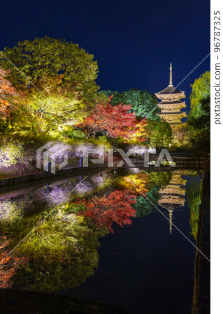 東寺秋葉、五層塔、夜景(京都府京都市南區九條町) 東寺秋葉、五層塔、夜景(京都府京都市南區九條町) 96787325