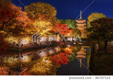 東寺秋葉、五層塔、夜景(京都府京都市南區九條町) 東寺秋葉、五層塔、夜景(京都府京都市南區九條町) 96787328