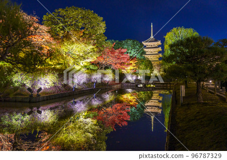 東寺秋葉、五層塔、夜景（京都府京都市南區九條町） 96787329