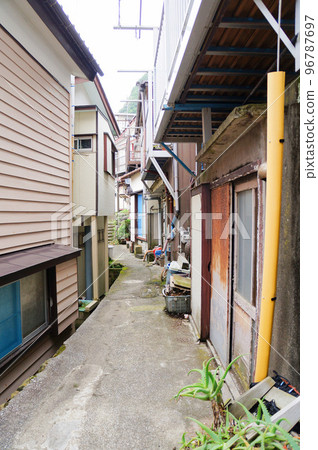 Narrow alley in Futomi fishing village, Kamogawa City, Chiba Prefecture 96787697