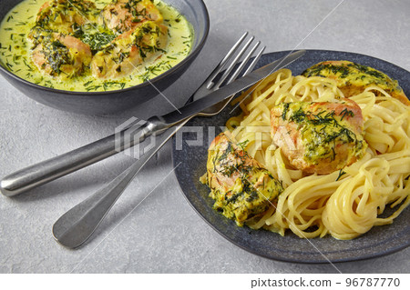 Spaghetti with fried chicken baked with garlic and herbs in milk cream Spaghetti with fried chicken baked with garlic and herbs in milk cream 96787770