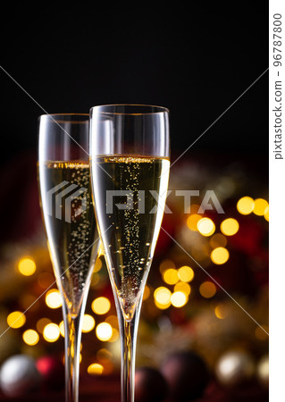 A toast with champagne 96787800