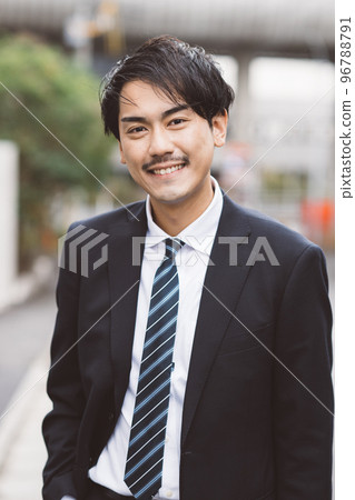 日本男人和商人穿西裝 96788791