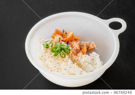 烤三文魚拌飯 烤三文魚拌飯 96789248