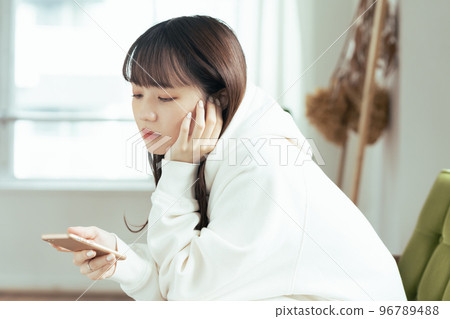 對SNS感到厭倦的年輕女性 96789488