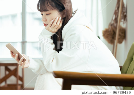 對SNS感到厭倦的年輕女性 對SNS感到厭倦的年輕女性 96789489