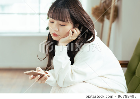 A young woman who feels tired of SNS A young woman who feels tired of SNS 96789495