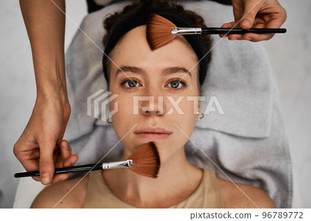 Face massage with brushes. 96789772