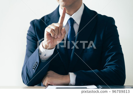 舉食指的商人 96789813