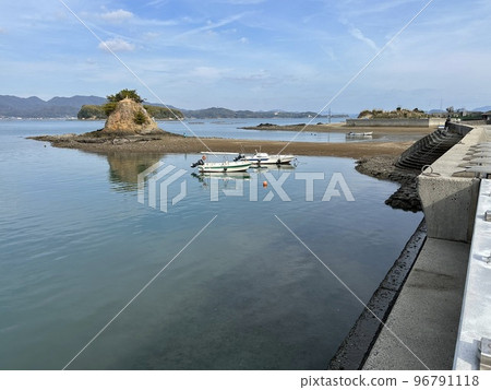 Mont Saint-Michel on Oshiba Island (at high tide) 96791118