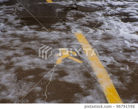 Pedestrian Figure Walking in winter Pedestrian Figure Walking in winter 96791598