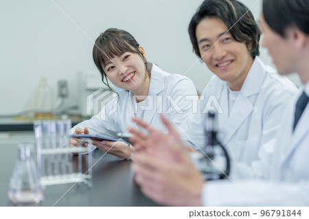 教授和學生在大學實驗室交談 96791844