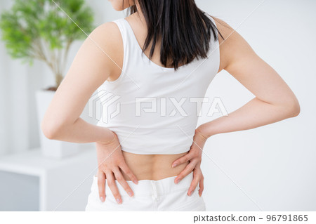 背心背痛女性的後視圖 [零件切割] 96791865