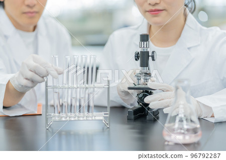 教授和學生在大學實驗室移除顯微鏡 96792287