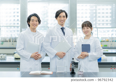 站在大學實驗室的教授和學生的肖像 站在大學實驗室的教授和學生的肖像 96792342