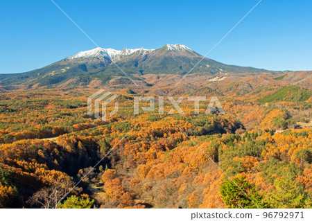 晴天從禦嶽山瞭望台看到的御嶽山和開田高原紅葉盛開的雪景 晴天從禦嶽山瞭望台看到的御嶽山和開田高原紅葉盛開的雪景 96792971