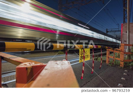 京王線日落光跡鐵路道口閃爍的通勤火車火車速度 96793259