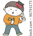 蹣跚學步的男孩享受節分 96793275