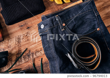 在木桌上的牛仔褲 96794013
