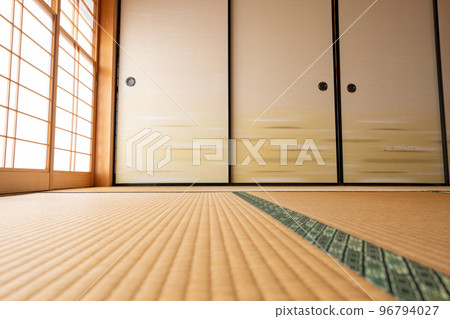 Image of a Japanese-style room: shoji screens, tatami mats, and fusuma sliding doors 96794027