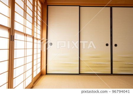 Image of a Japanese-style room: shoji screens, tatami mats, and fusuma sliding doors 96794041