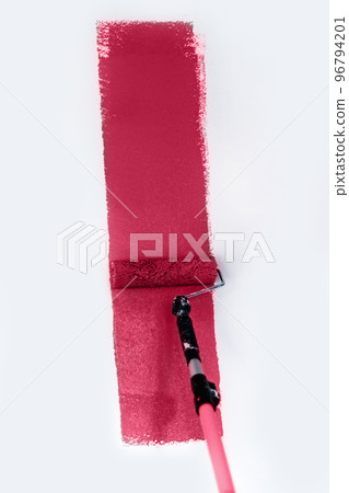 Paiting the wall with magenta paint 96794201