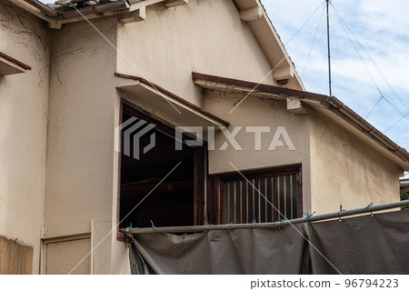 Demolition work on a wooden house: Exit for dismantled materials (window frame) Demolition work on a wooden house: Exit for dismantled materials (window frame) 96794223