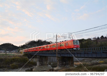 紅色列車（名鐵列車）行駛的風景 96794297