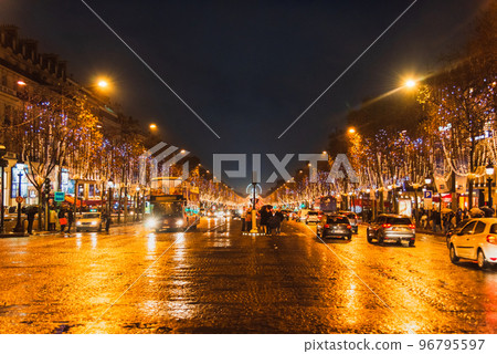巴黎圣誕節的香榭麗舍大街 巴黎圣誕節的香榭麗舍大街 96795597
