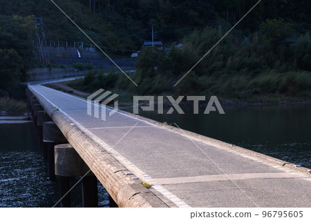 [Takaoka District, Kochi Prefecture] Niyodo River Nagoshiya Subsidence Bridge 96795605
