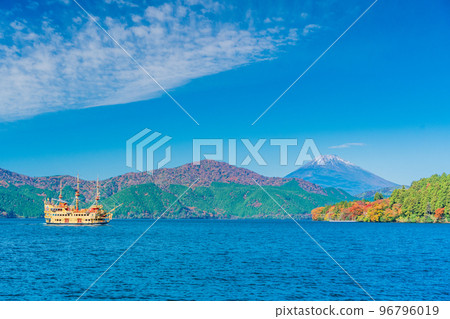 (Kanagawa Prefecture) Lake Ashinoko in autumn Pleasure boat and Mt. Fuji 96796019