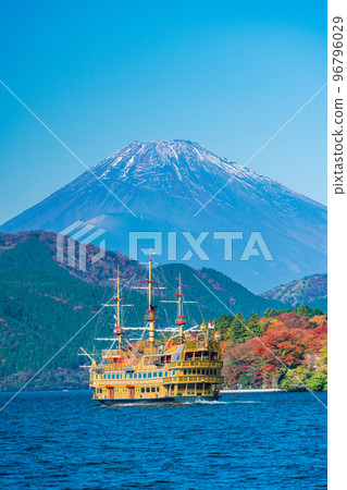 (Kanagawa Prefecture) Lake Ashinoko in autumn Pleasure boat and Mt. Fuji 96796029