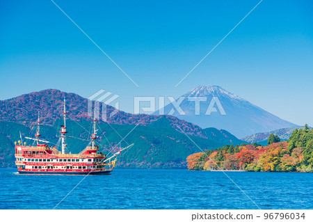 (Kanagawa Prefecture) Lake Ashinoko in autumn Pleasure boat and Mt. Fuji 96796034