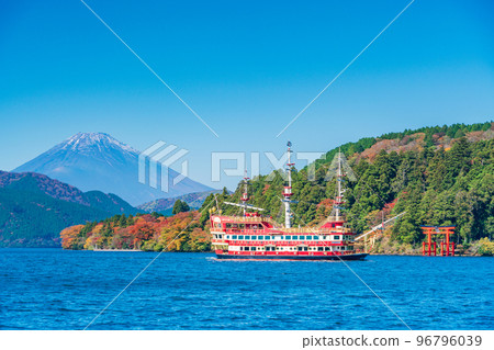 (Kanagawa Prefecture) Lake Ashinoko in autumn Pleasure boat and Mt. Fuji 96796039