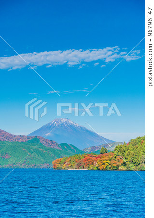 (Kanagawa Prefecture) Lake Ashi and Mt. Fuji with autumn colors 96796147