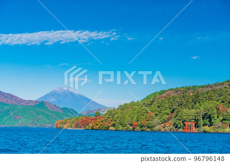 (Kanagawa Prefecture) Lake Ashi and Mt. Fuji with autumn colors 96796148