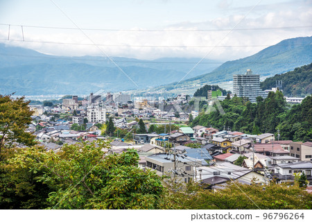 《長野縣》眺望湯田中澀溫泉村的景色 96796264