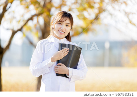 穿白大褂的女研究生 96798351